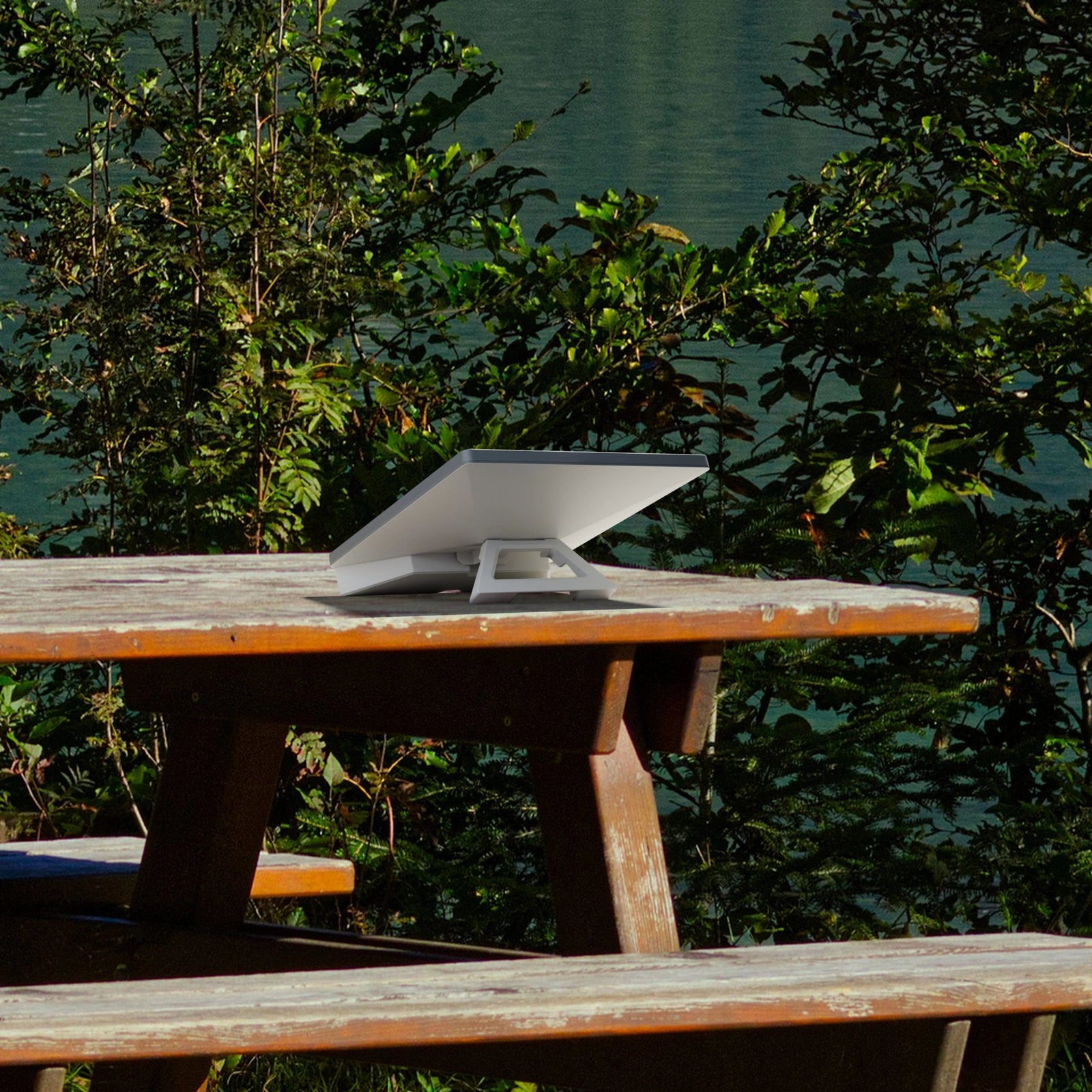 Ennzia E100 Prime with Starlink Mini on a wooden picnic table beside a lake
